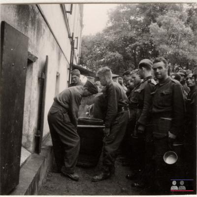 ©ICRC/1940.07.31/War 1939-1945. Schubin. Stalag XXI B, prisoners of war camp. English prisoners of war, food distribution/ICRC Photo Library V-P-HIST-01522-05