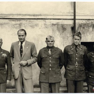 ©ICRC/1944.07.10/War 1939-1945. Altburgund. Oflag 64, prisoners of war camp. Visit of the delegate ICRC, Dr. Mayer. Interview with American prisoners of war. From left to right: Major M Meacham; Lt Colonel W Schaeffer; Lt Colonel J Waters; et Senior Ameri