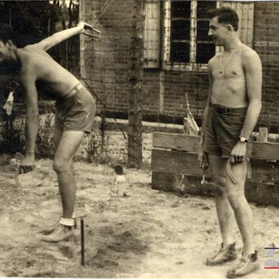 ©ICRC/1944.07.10/WW II 1939-1945. Altburgund, Oflag 64, prisoner of war camp. Two American officers playing  with horseshoes/ICRC Photo Library V-P-HIST-01806-32A